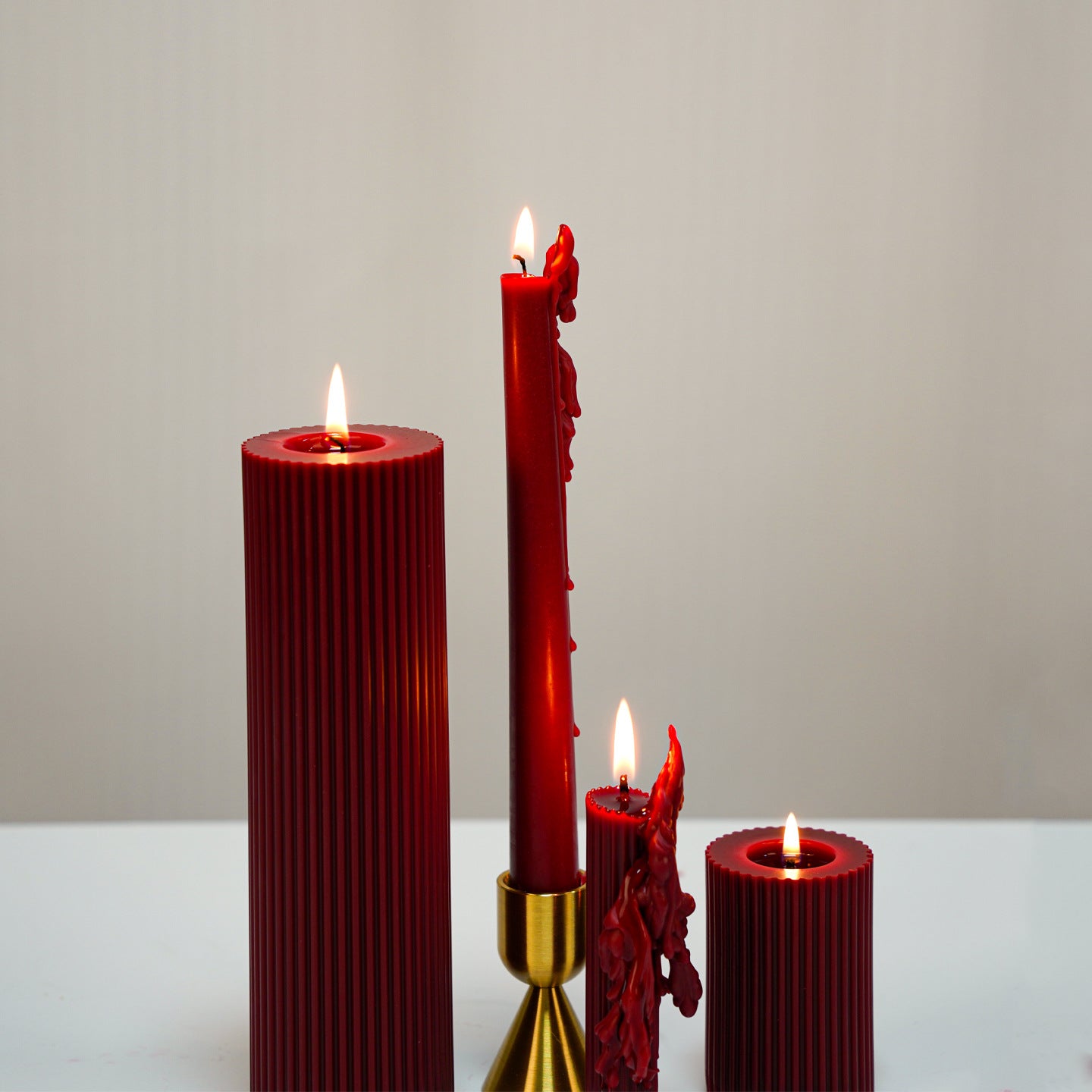 Ароматические свечи цвета бордо во французском ретро-стиле