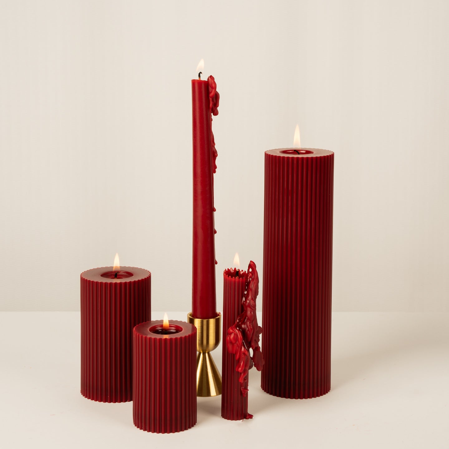 Ароматические свечи цвета бордо во французском ретро-стиле