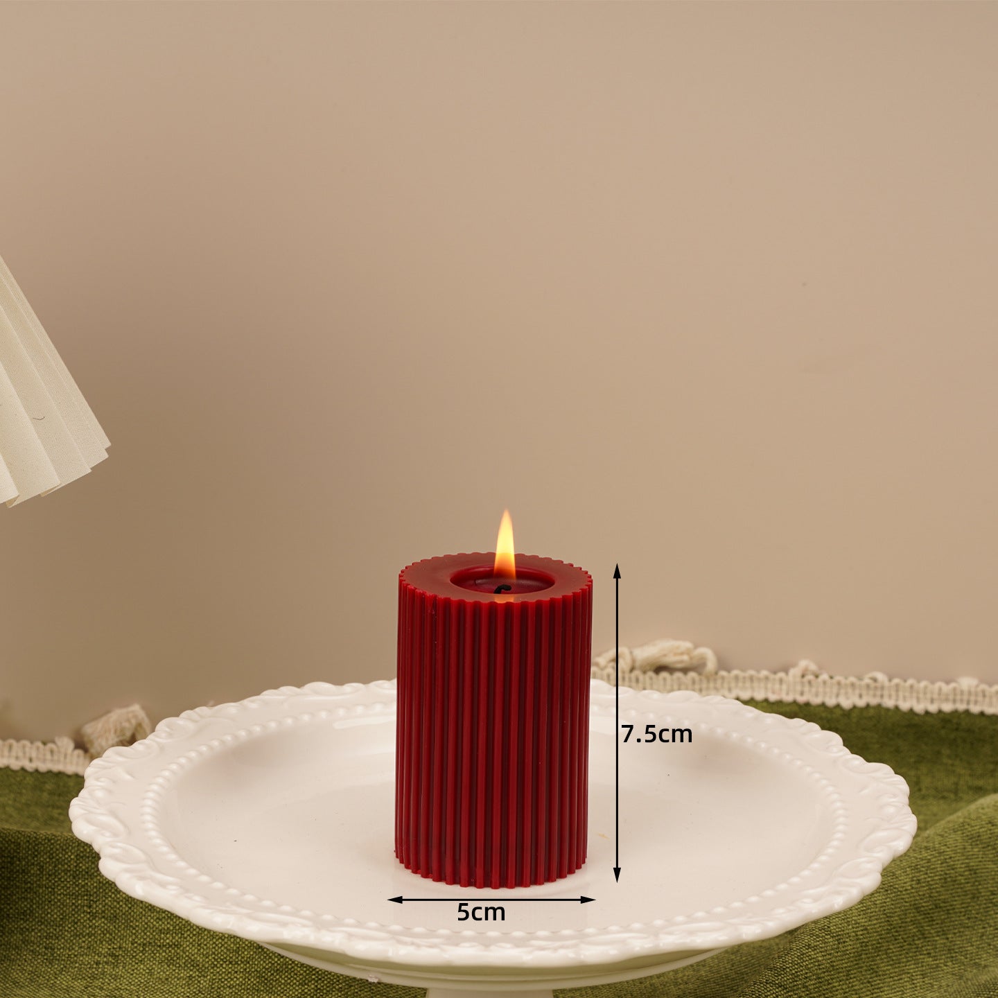 Ароматические свечи цвета бордо во французском ретро-стиле