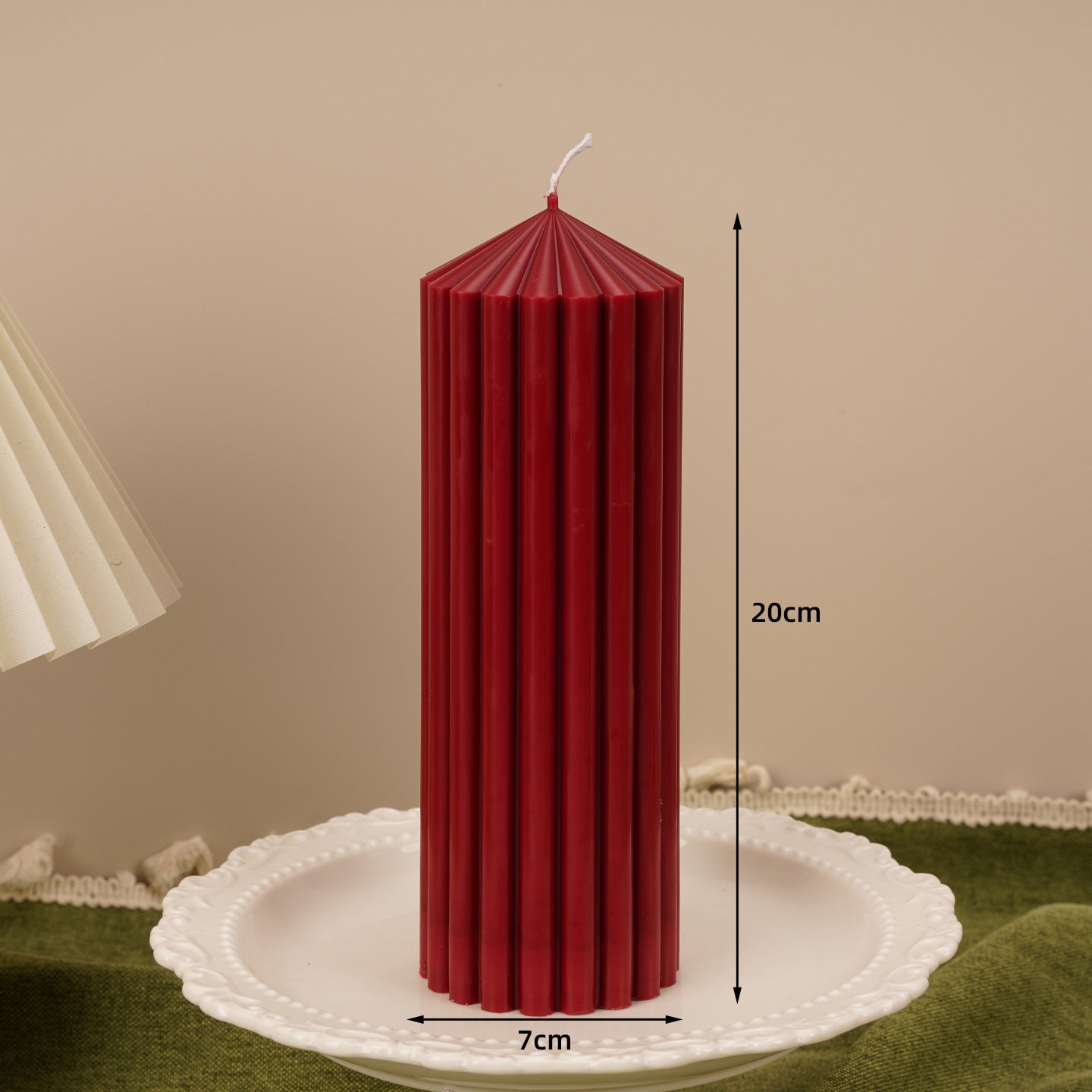 Ароматические свечи цвета бордо во французском ретро-стиле