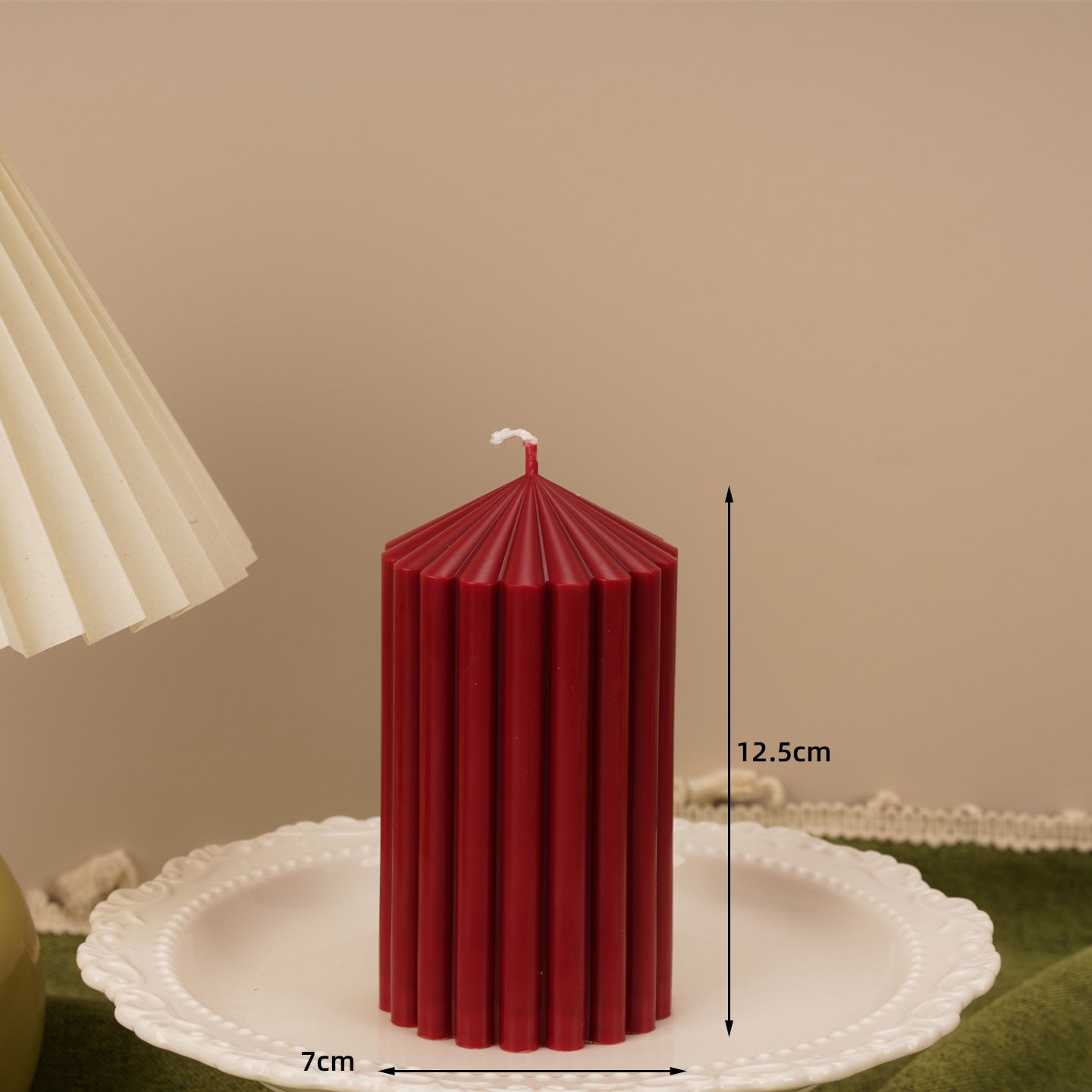 Ароматические свечи цвета бордо во французском ретро-стиле