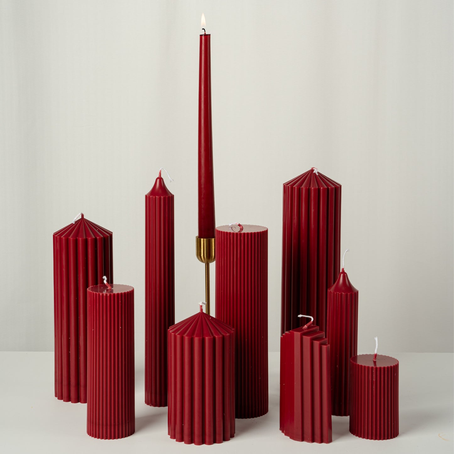 Ароматические свечи цвета бордо во французском ретро-стиле